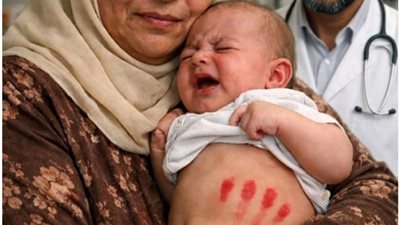 لم يتوقف حفيدي عن البكاء عندما فحصت حفاضه تجمدت في مكاني وأسرعت به إلى المستشفى
