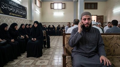 في جنازة شاب في مقتبل العمر