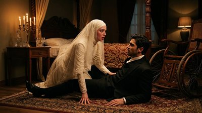أجبرتني زوجة أبي على الزواج من شاب ثري لكنه مُقعد وفي ليلة زفافنا حين حملته إلى السرير وسقطت اكتشفت حقيقة صاډمة