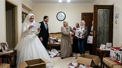 حماتى فتحت هدايا فرحى