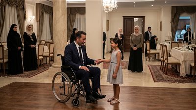 في حفلة رجل الاعمال